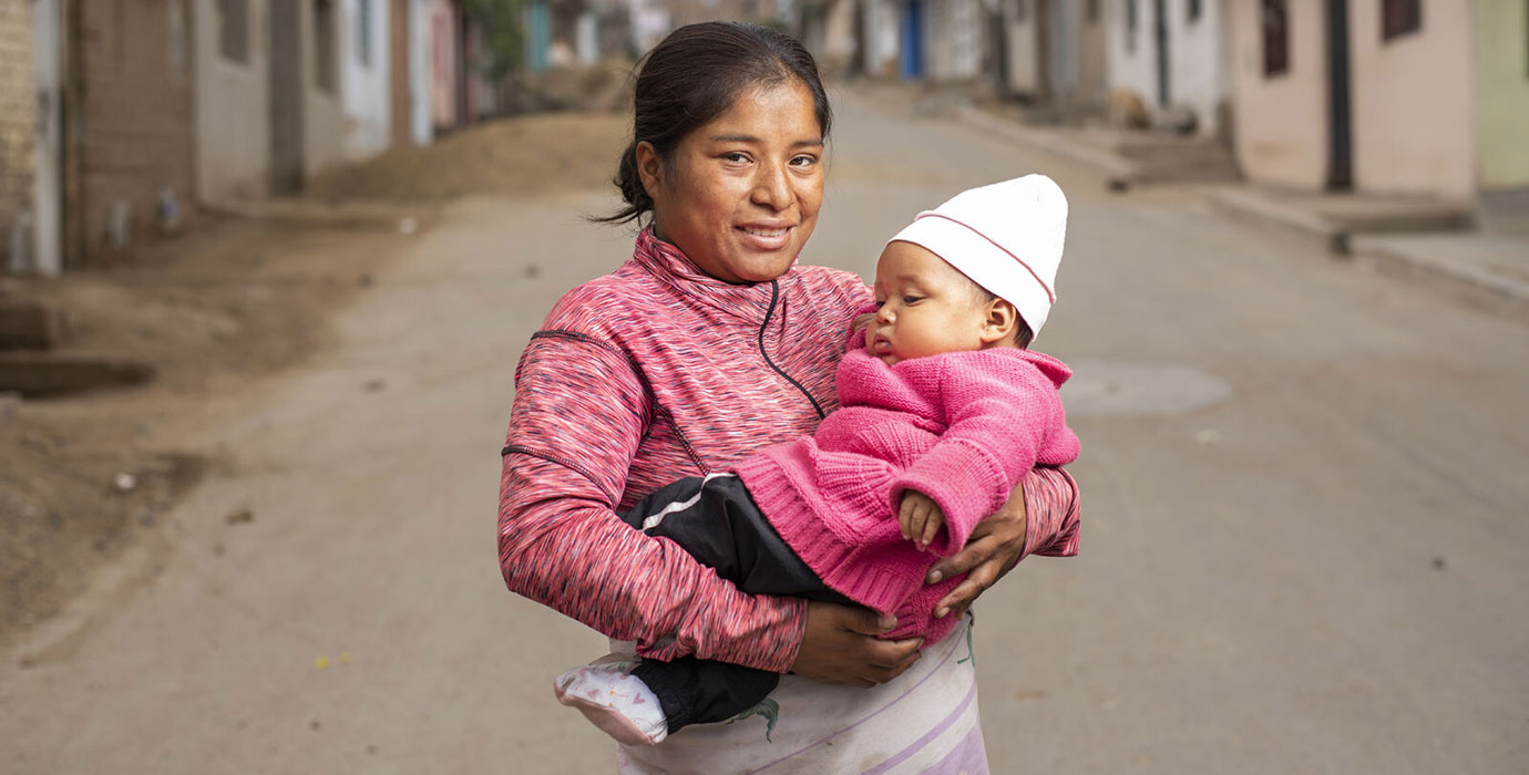 Una madre sostiene a su bebé