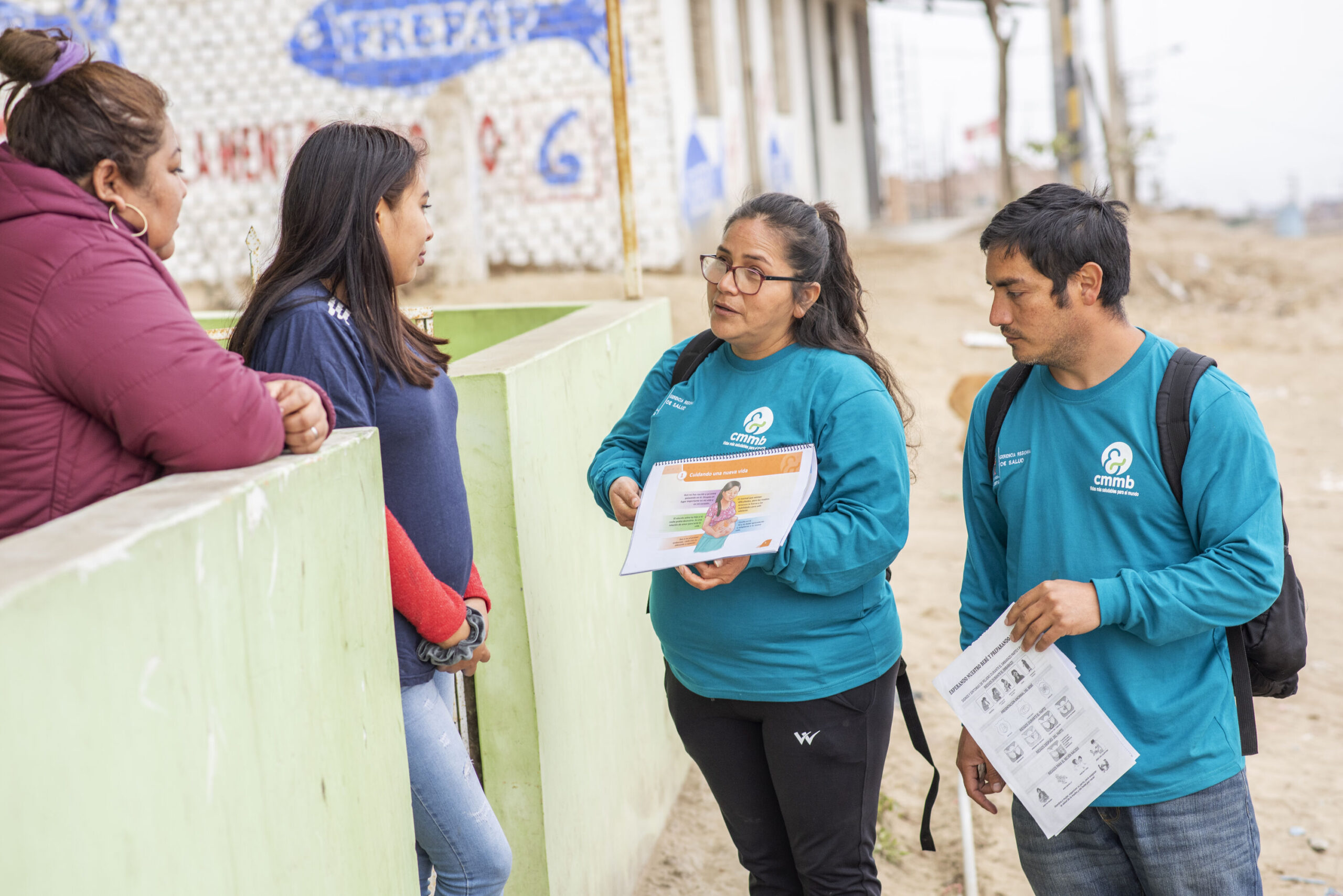 Agentes Comunitarios visitando familias en casa.