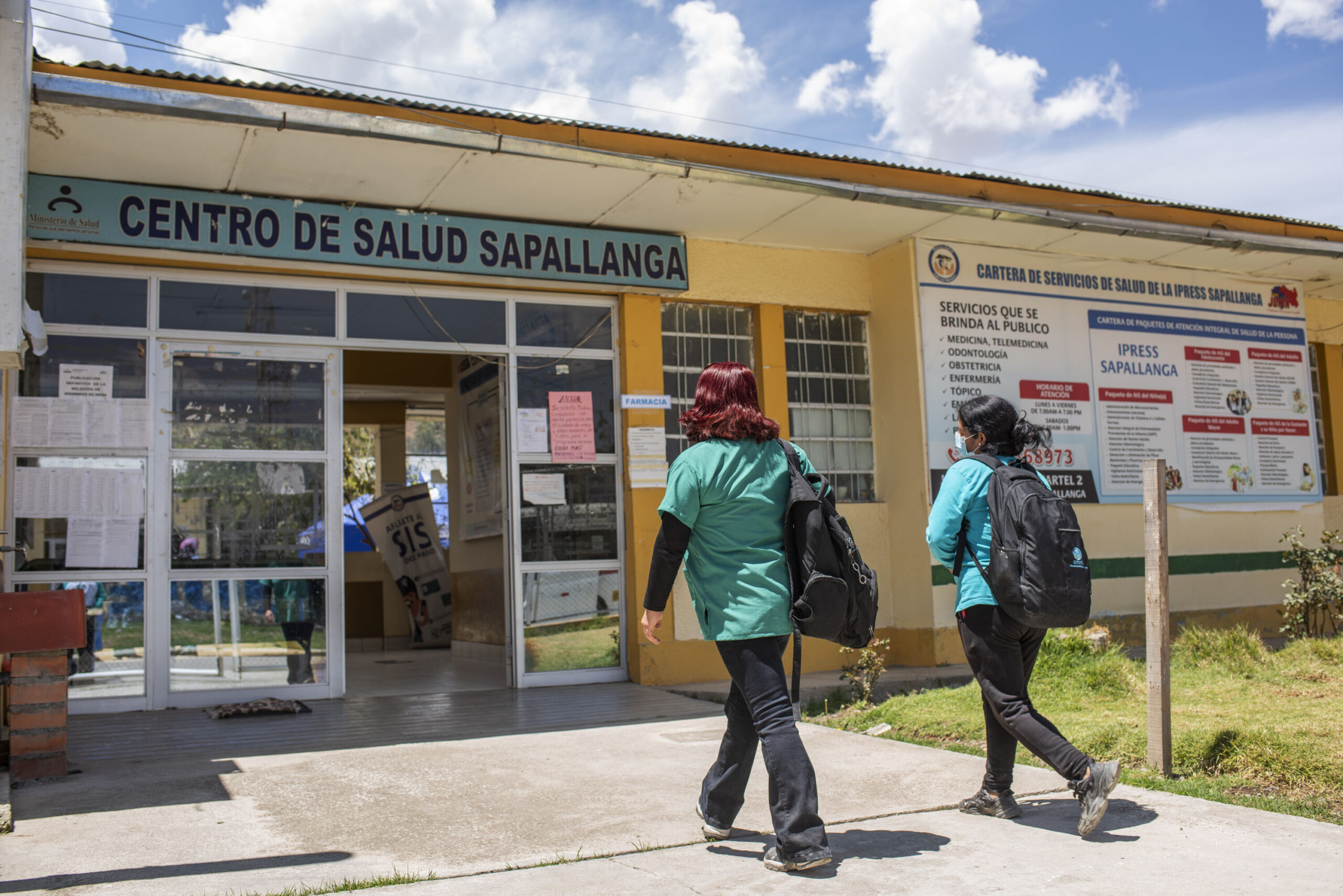 Agentes Comunitarias caminando hacia el establecimiento de salud.