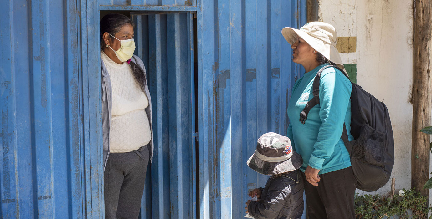 Un trabajador de salud comunitario visita a una madre en su casa